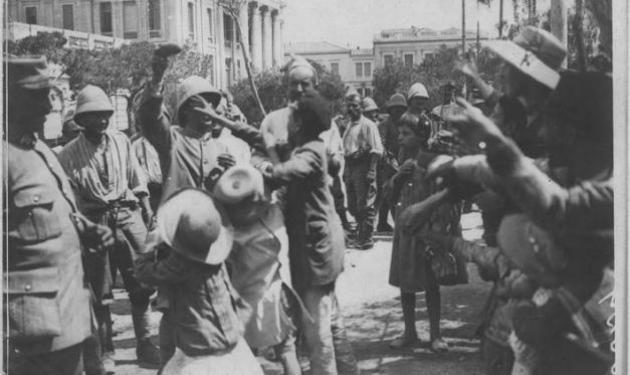 Στη φωτογραφία : Πλήθος κόσμου, ανάμεσα τους και παιδιά ζητούν ψωμί από τους Γάλλους στρατιώτες(1917, από την απόβαση των συμμαχικών δυνάμεων)