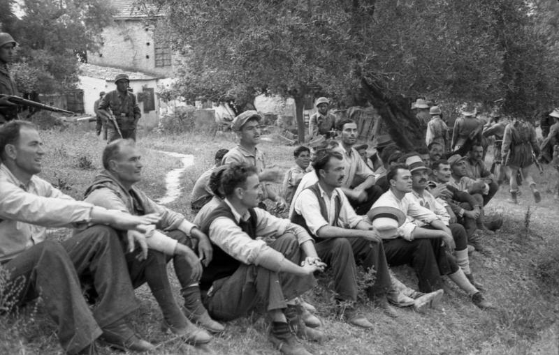 Οι όμηροι του Κοντομαρί, Κρήτη, 1941 (φωτ. Φραντς Πέτερ Βάιξλερ) │ ΠΗΓΗ : el.wikipedia.org