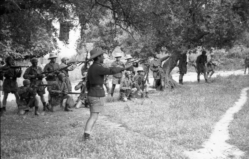 Ο υπολοχαγός Χορστ Τρέμπες δίνει στο εκτελεστικό απόσπασμα των αλεξιπτωτιστών το παράγγελμα : «Σκοπεύσατε» │ ΠΗΓΗ : el.wikipedia.org