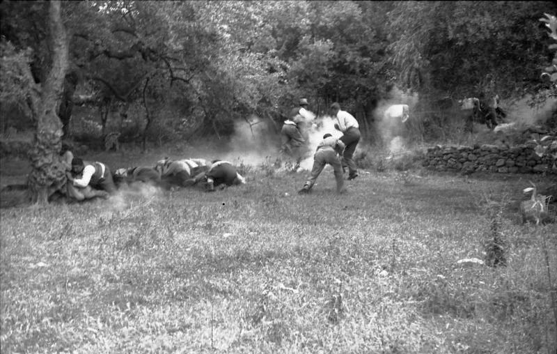 Η εκτέλεση των αντρών στο Κοντομαρί. Στο βάθος διακρίνονται ο Γαλάνης και ο Βλαζάκης που κατορθώνουν να ξεφύγουν από τον καταιγισμό πυρών │ ΠΗΓΗ : el.wikipedia.org