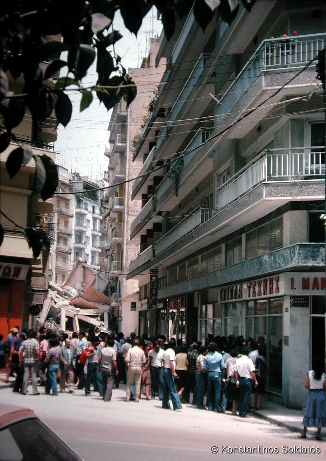 Τα ερείπια της μοιραίας πολυκατοικίας στην πλατεία Ιπποδρομίου