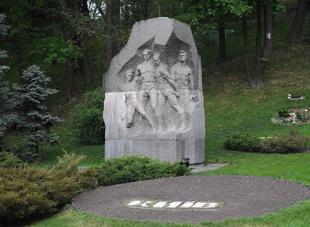 Μνημείο στο γήπεδο «Ντιναμό» │ Photo by www.sansimera.gr