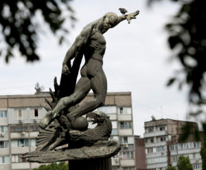 Mνημείο έξω από το γήπεδο │ Photo by www.ertnews.gr