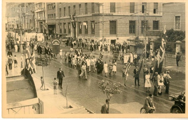 Διαδηλωτές της Απελευθέρωσης διασχίζουν τη συμβολή των οδών Πανεπιστημίου και Πεσματζόγλου, Αρχεία Σύγχρονης Κοινωνικής Ιστορίας │ Photo by https://freeathens44.org/