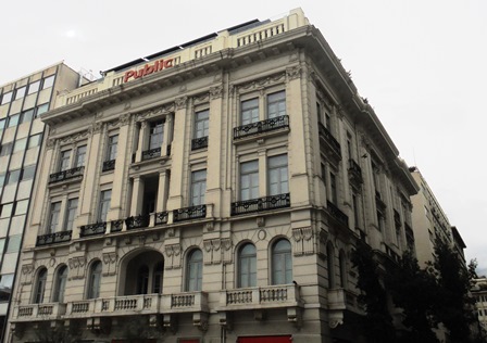 Το ιστορικό κτίριο απ' το οποίο εκφωνήθηκε ο «λόγος της Απελευθέρωσης», στις 18 Οκτωβρίου 1944 │ Photo by el.wikipedia.org