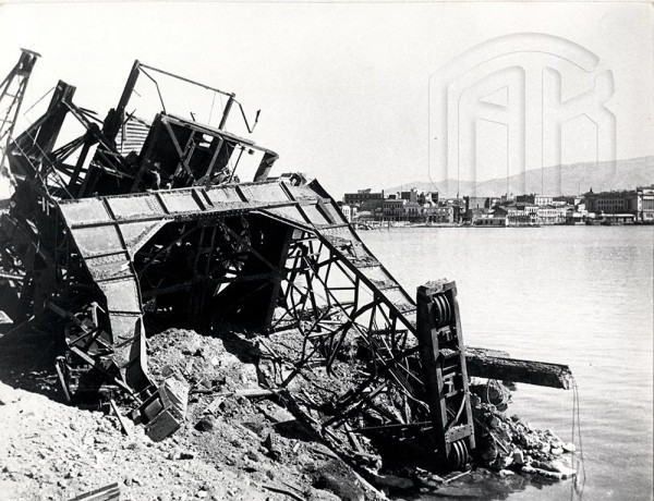 Καταστροφές των Γερμανών στο λιμάνι του Πειραιά λίγο πριν την αποχώρησή τους, Γενικά Αρχεία του Κράτους - Κεντρική Υπηρεσία - Βασίλης Τσακιράκης │ Photo by https://freeathens44.org/