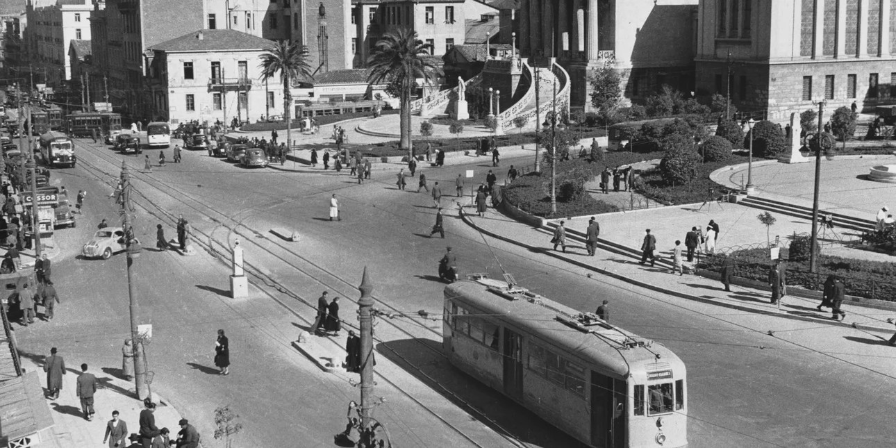 Τραμ σε μια από τις κύριες οδούς της Αθήνας μπροστά από το κτίριο της Εθνικής Βιβλιοθήκης ║ Φωτογραφία: Hulton-Deutsch Collection/CORBIS/Corbis via Getty Images ║ Photo by www.iefimerida.gr