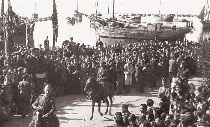 Καπετάνιοι του ΕΛΑΣ στην παρέλαση της Θεσσαλονίκης