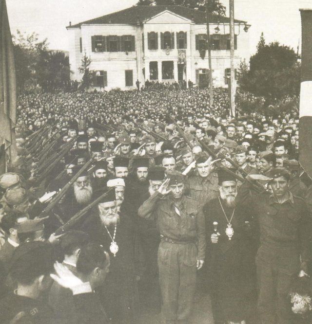 Ο στρατιωτικός διοικητής της Ομάδας Μεραρχιών Μακεδονίας του ΕΛΑΣ  Ευριπίδης Μπακιρτζής και ο μητροπολίτης Κοζάνης Ιωακείμ (δεξιά) τη μέρα της απελευθέρωσης στη Θεσσαλονίκη